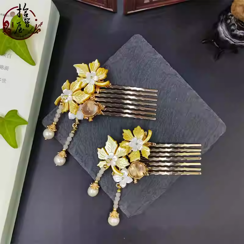 Pearl maple leaf hair clip